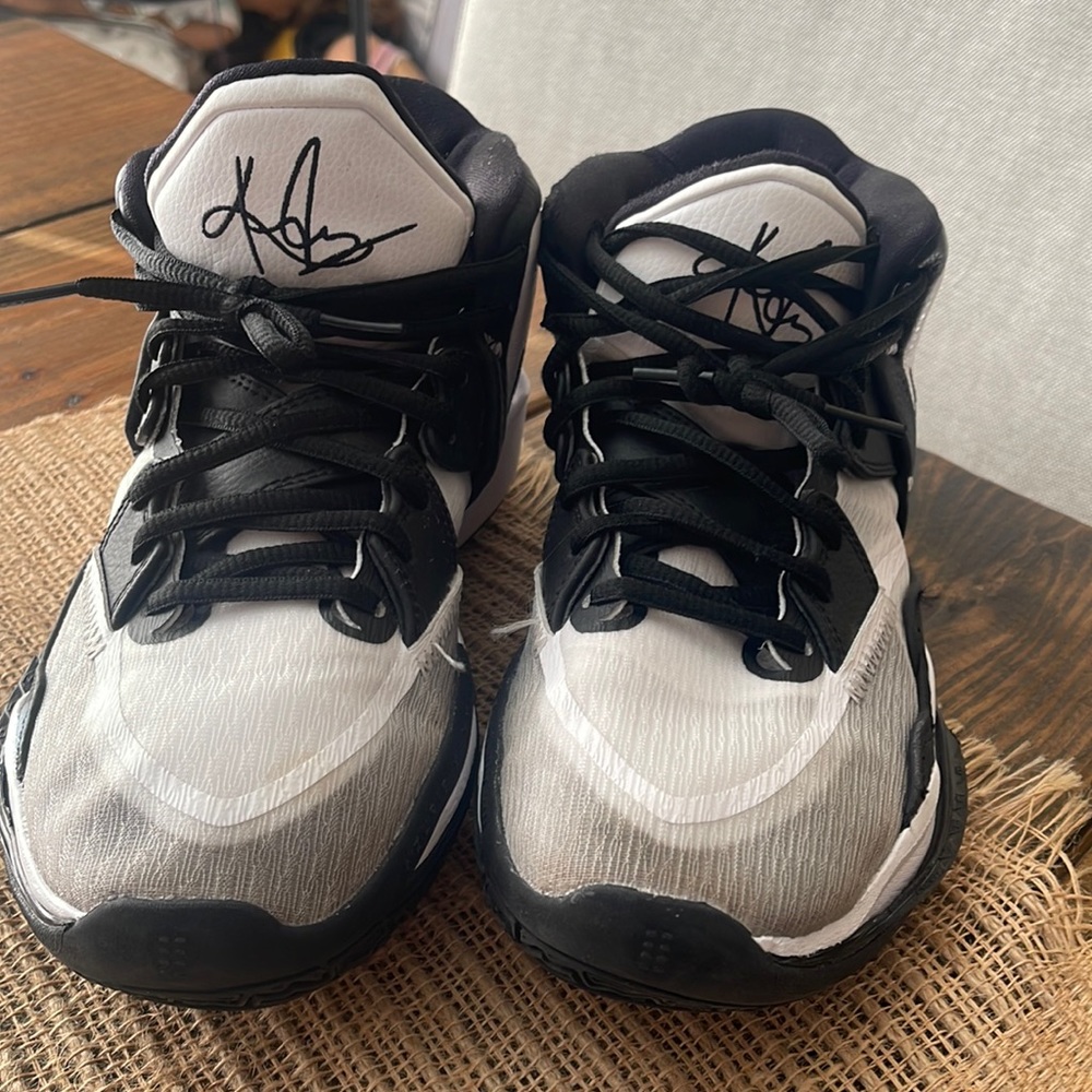 Kyrie court shoes